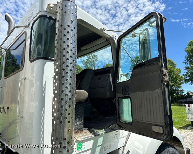 image for item OF9755 2003 Kenworth T800 semi truck