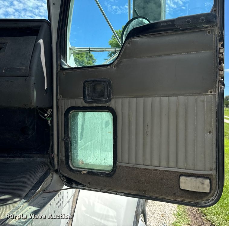 image for item OF9755 2003 Kenworth T800 semi truck