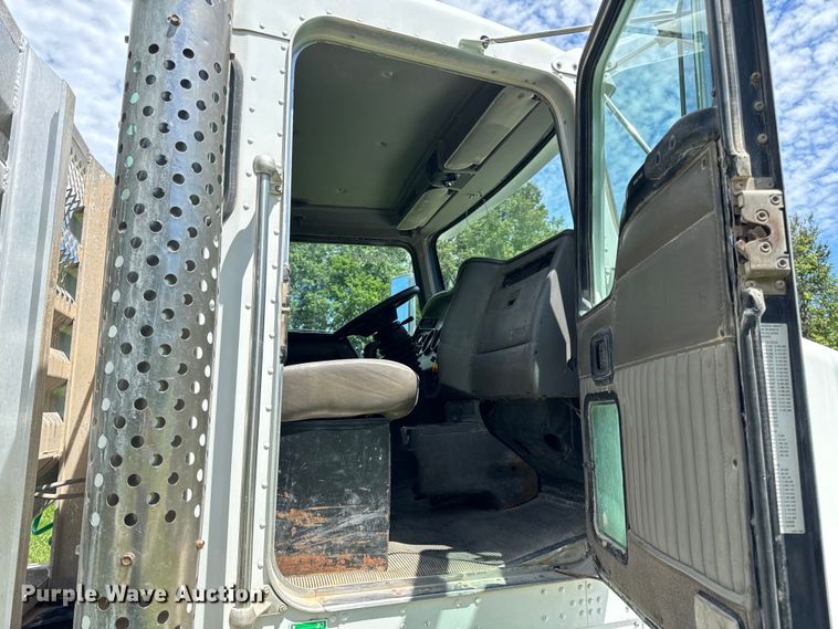 image for item OF9755 2003 Kenworth T800 semi truck