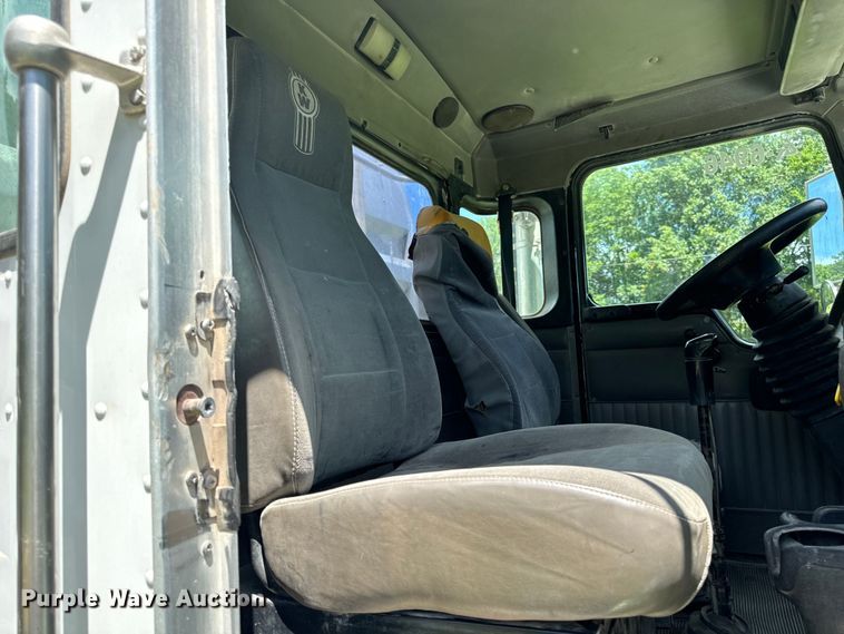 image for item OF9755 2003 Kenworth T800 semi truck