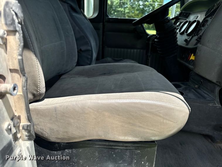 image for item OF9755 2003 Kenworth T800 semi truck