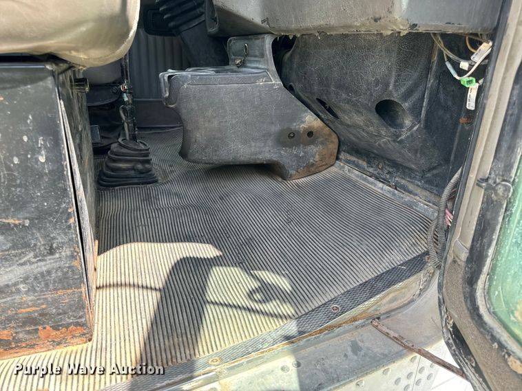 image for item OF9755 2003 Kenworth T800 semi truck