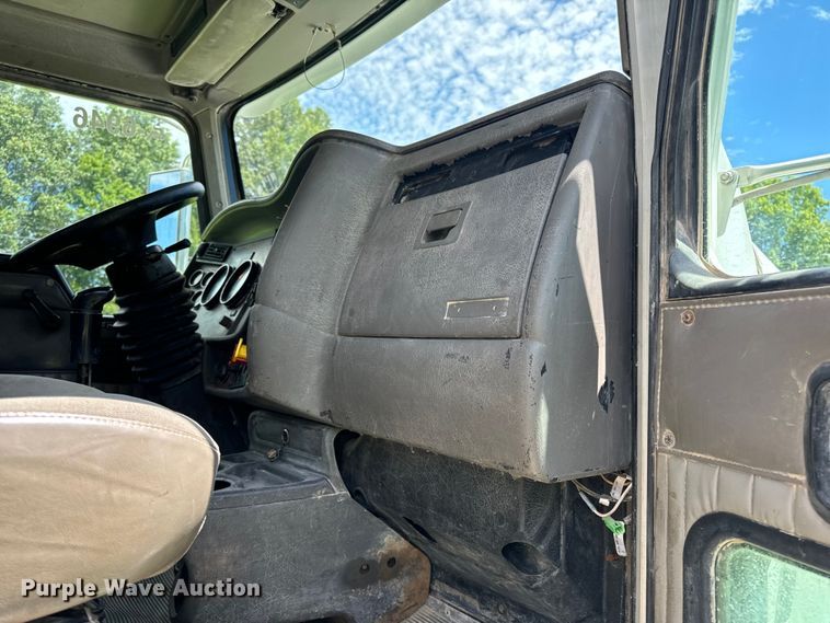 image for item OF9755 2003 Kenworth T800 semi truck