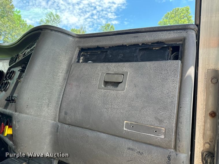 image for item OF9755 2003 Kenworth T800 semi truck