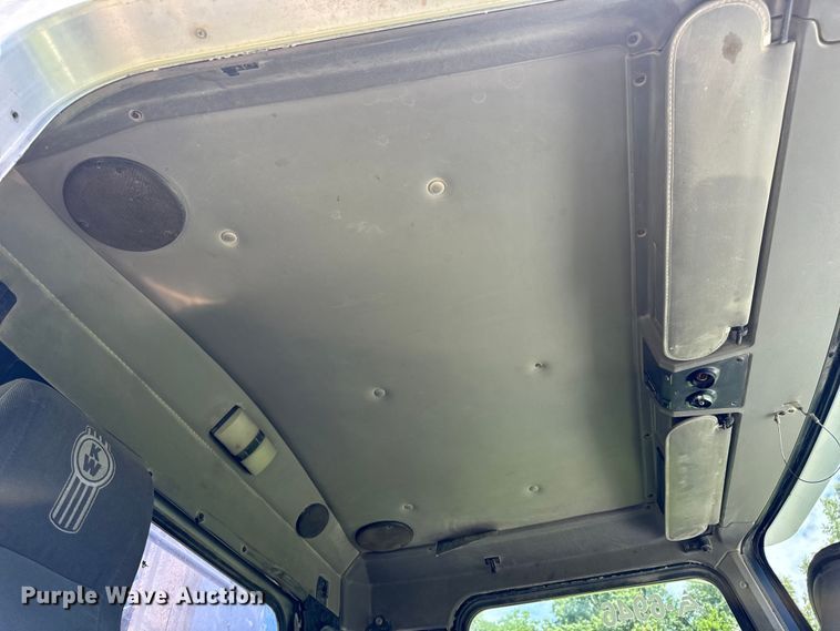 image for item OF9755 2003 Kenworth T800 semi truck