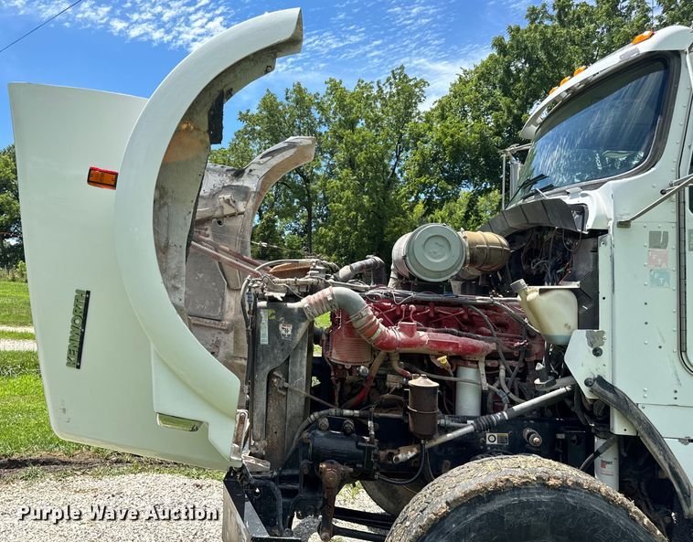 image for item OF9755 2003 Kenworth T800 semi truck