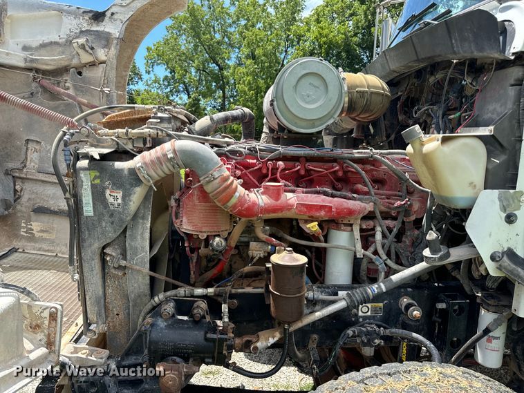 image for item OF9755 2003 Kenworth T800 semi truck