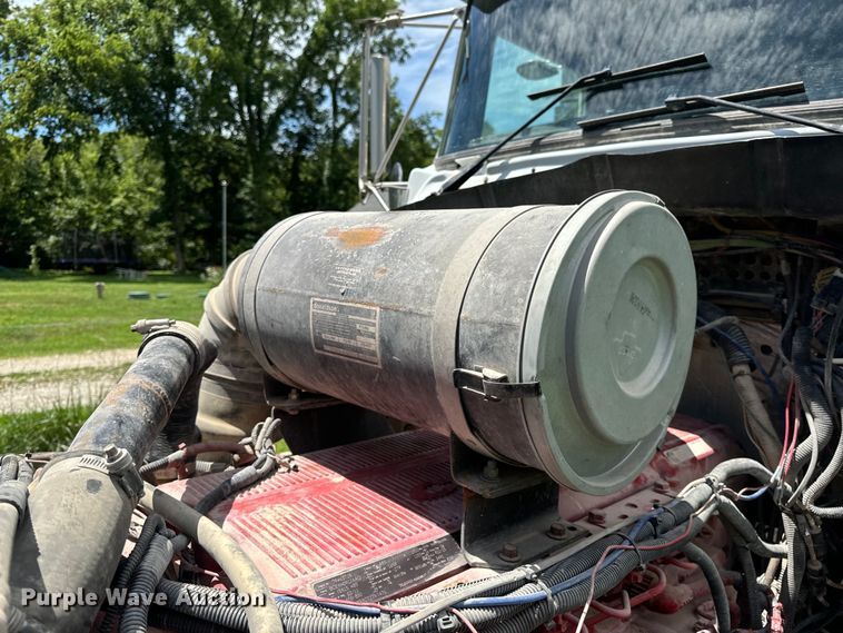 image for item OF9755 2003 Kenworth T800 semi truck