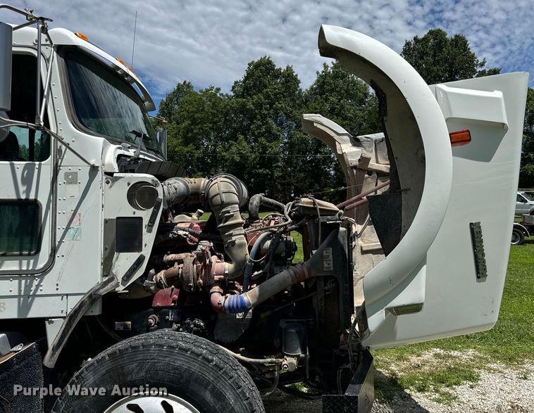 image for item OF9755 2003 Kenworth T800 semi truck