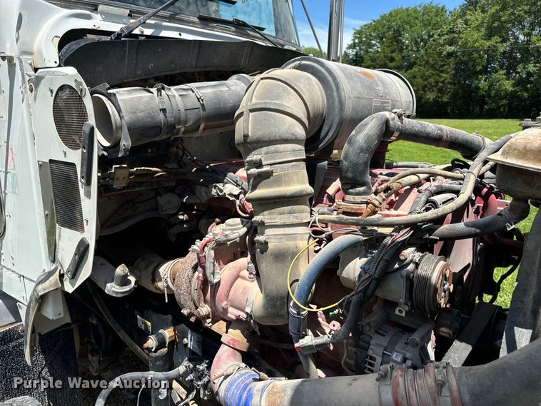 image for item OF9755 2003 Kenworth T800 semi truck