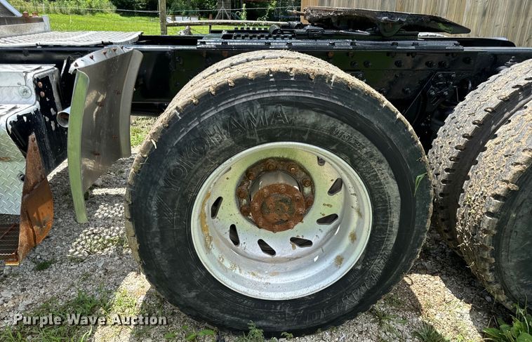 image for item OF9755 2003 Kenworth T800 semi truck