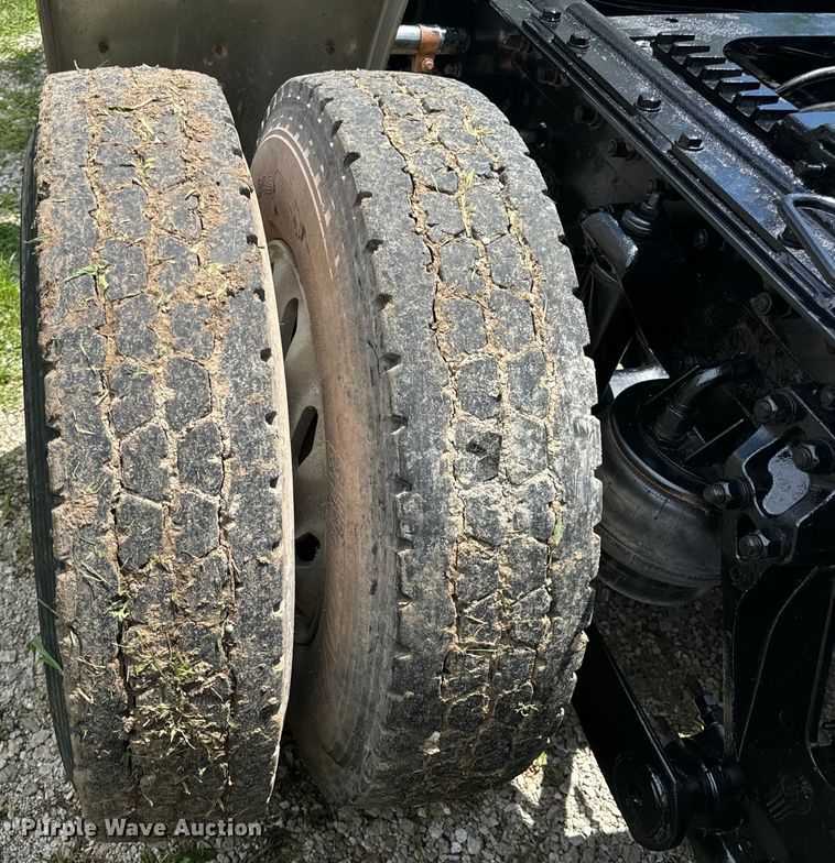 image for item OF9755 2003 Kenworth T800 semi truck