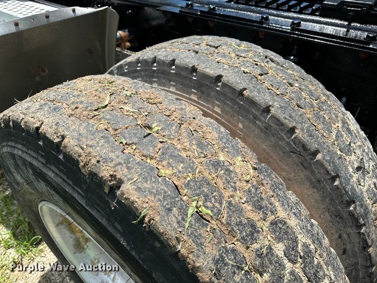 image for item OF9755 2003 Kenworth T800 semi truck