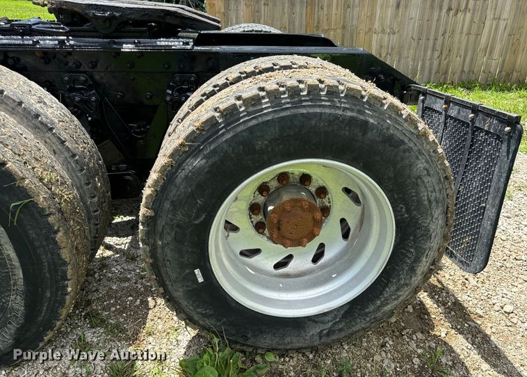 image for item OF9755 2003 Kenworth T800 semi truck