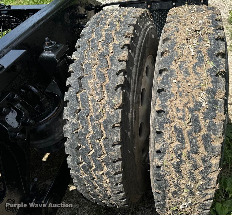 image for item OF9755 2003 Kenworth T800 semi truck