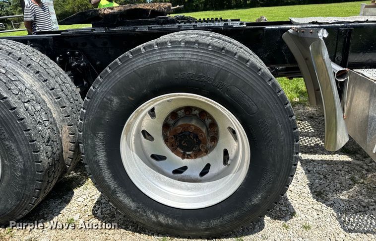 image for item OF9755 2003 Kenworth T800 semi truck