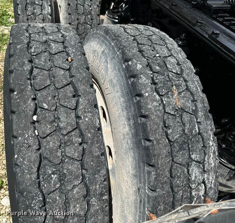 image for item OF9755 2003 Kenworth T800 semi truck