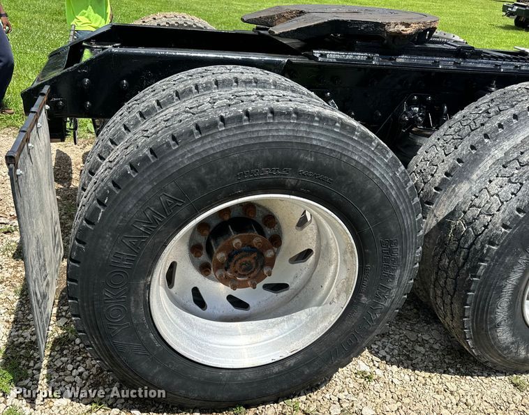 image for item OF9755 2003 Kenworth T800 semi truck