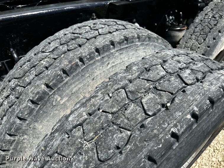 image for item OF9755 2003 Kenworth T800 semi truck