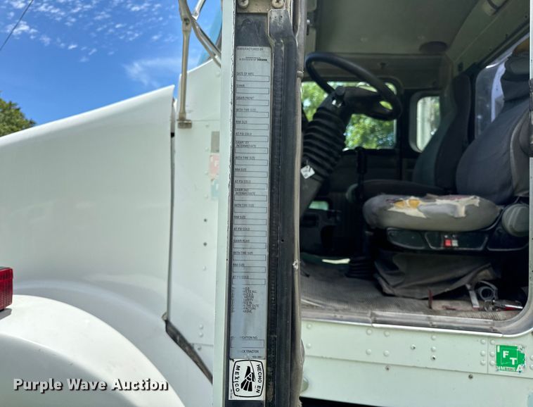image for item OF9755 2003 Kenworth T800 semi truck