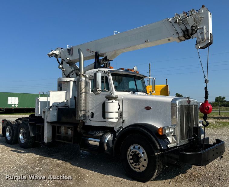 image for item OF9781 2005 Peterbilt 357 crane truck
