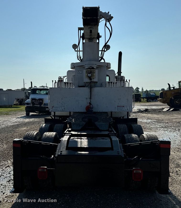 image for item OF9781 2005 Peterbilt 357 crane truck