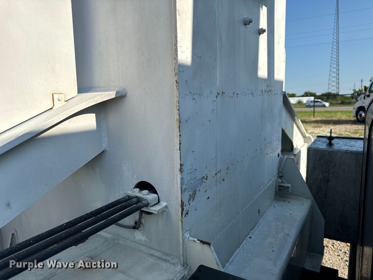 image for item OF9781 2005 Peterbilt 357 crane truck