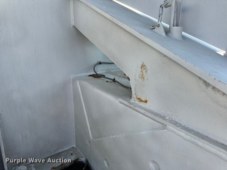 image for item OF9781 2005 Peterbilt 357 crane truck