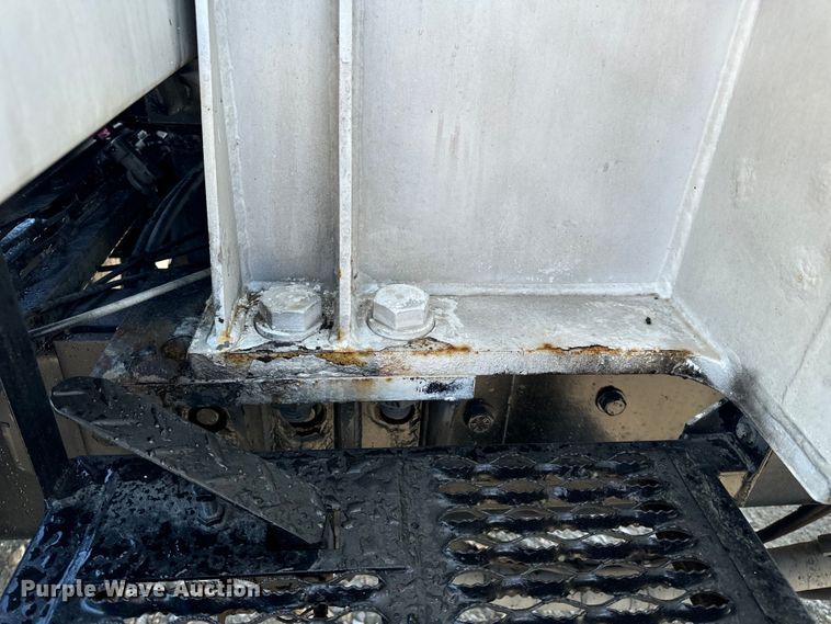 image for item OF9781 2005 Peterbilt 357 crane truck