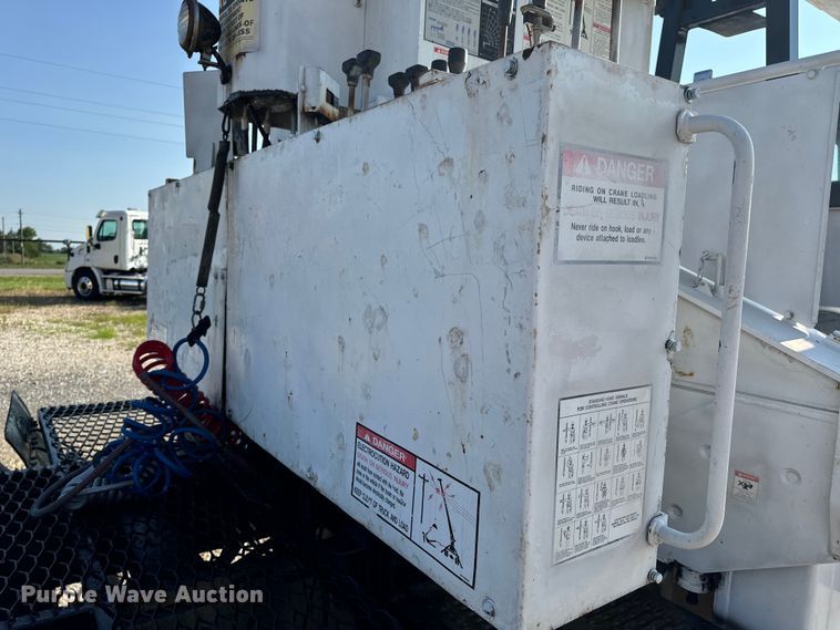 image for item OF9781 2005 Peterbilt 357 crane truck