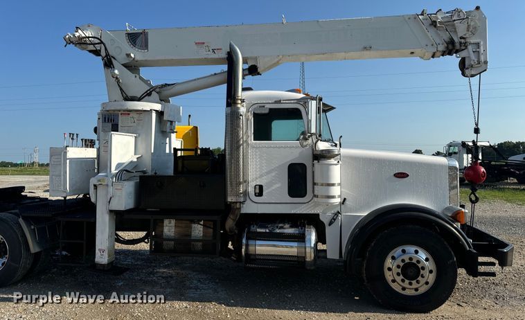 image for item OF9781 2005 Peterbilt 357 crane truck