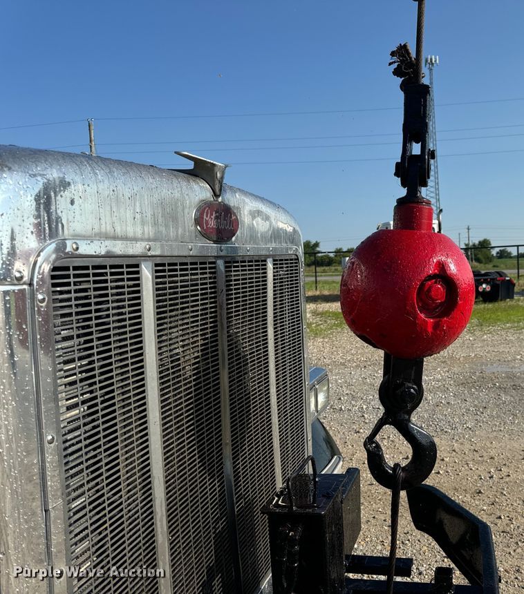 image for item OF9781 2005 Peterbilt 357 crane truck