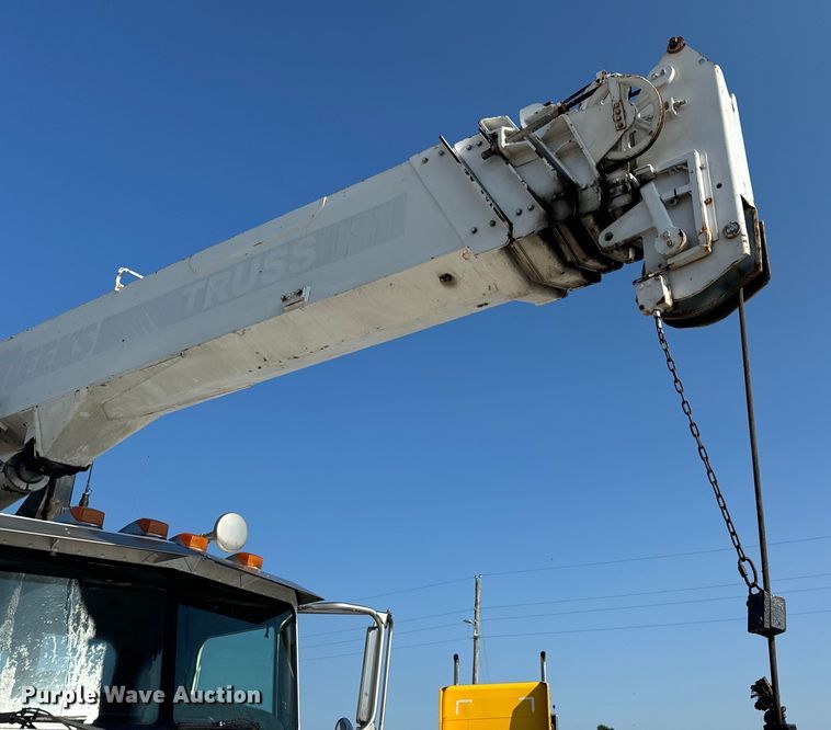 image for item OF9781 2005 Peterbilt 357 crane truck