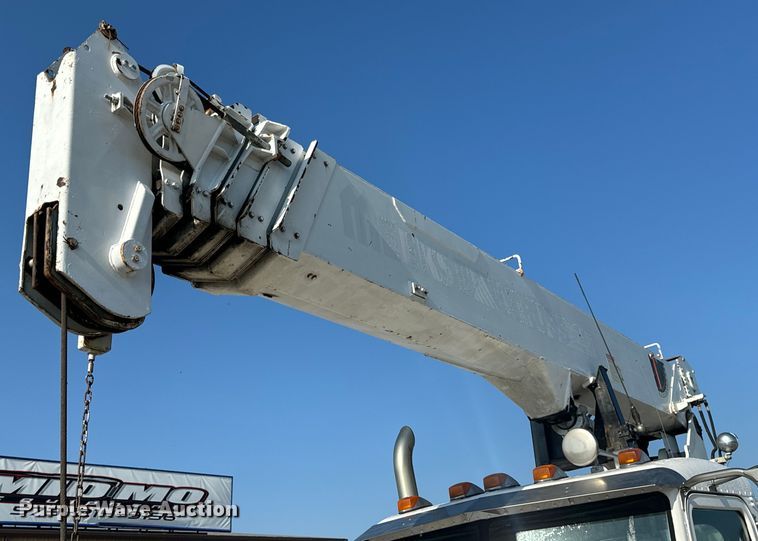 image for item OF9781 2005 Peterbilt 357 crane truck