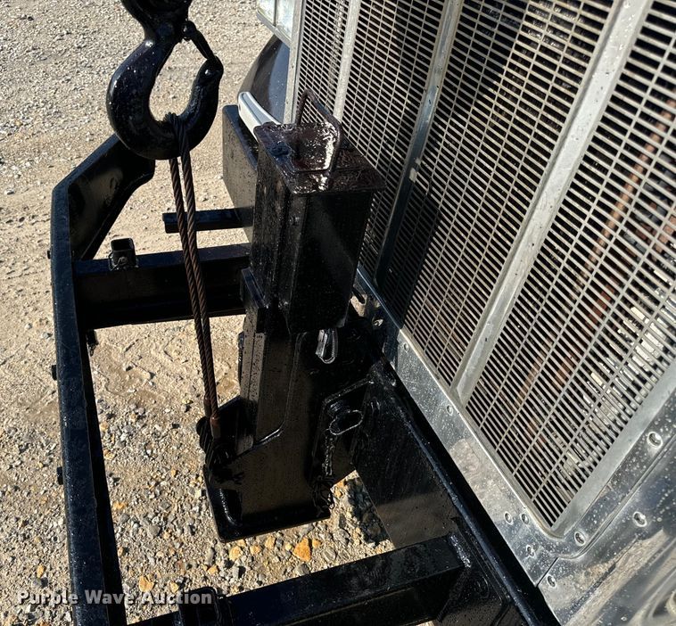 image for item OF9781 2005 Peterbilt 357 crane truck