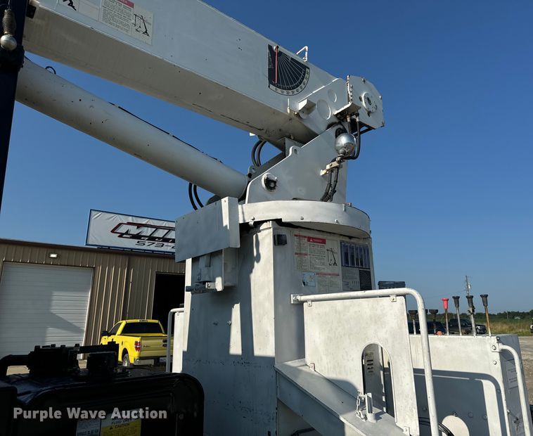 image for item OF9781 2005 Peterbilt 357 crane truck