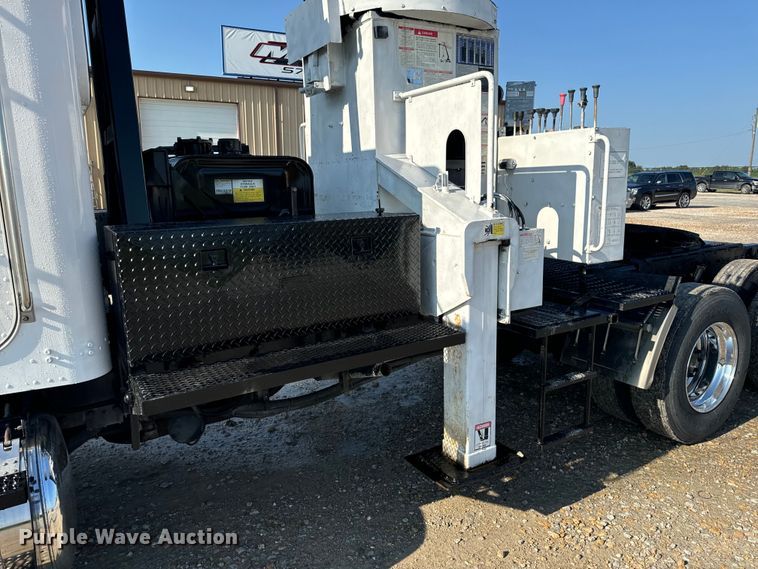 image for item OF9781 2005 Peterbilt 357 crane truck