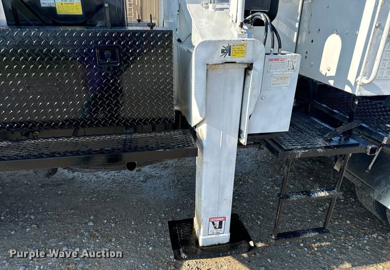 image for item OF9781 2005 Peterbilt 357 crane truck