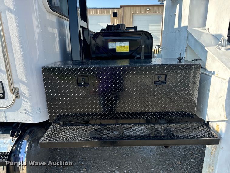 image for item OF9781 2005 Peterbilt 357 crane truck