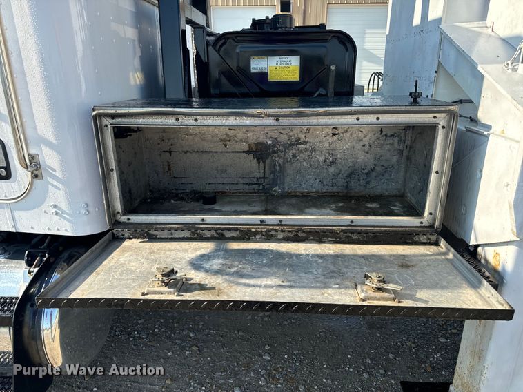 image for item OF9781 2005 Peterbilt 357 crane truck