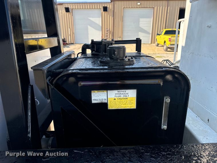 image for item OF9781 2005 Peterbilt 357 crane truck