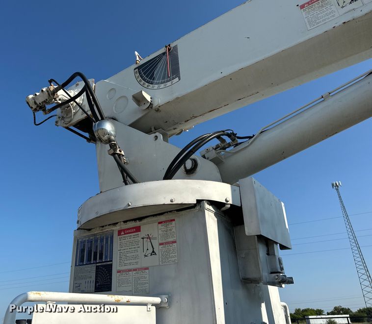 image for item OF9781 2005 Peterbilt 357 crane truck