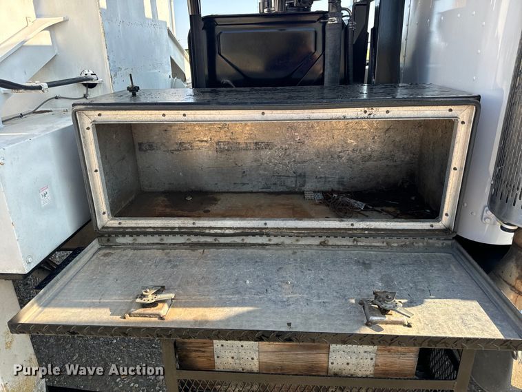 image for item OF9781 2005 Peterbilt 357 crane truck