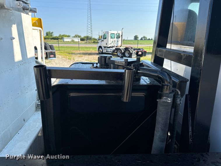 image for item OF9781 2005 Peterbilt 357 crane truck