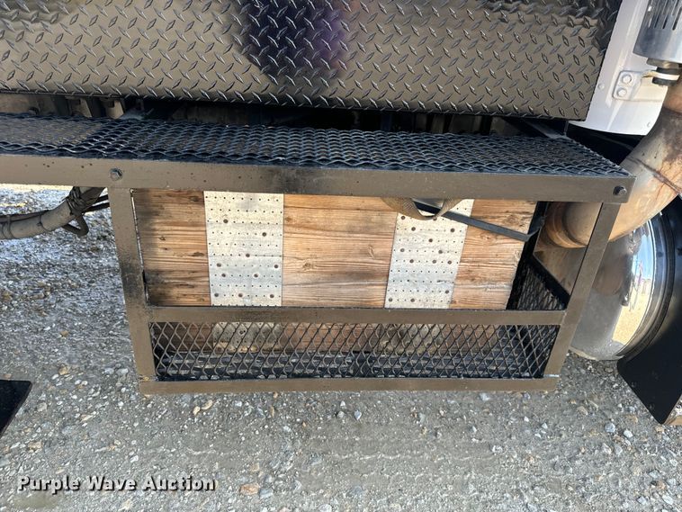 image for item OF9781 2005 Peterbilt 357 crane truck