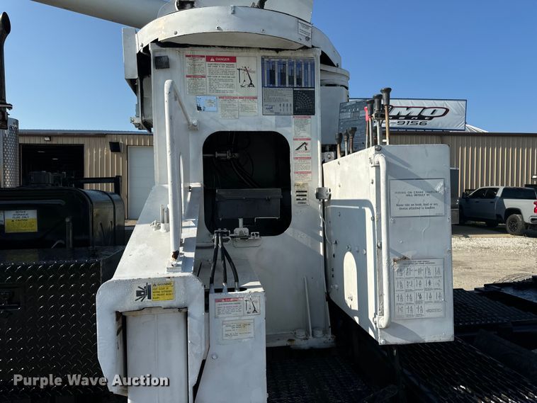 image for item OF9781 2005 Peterbilt 357 crane truck