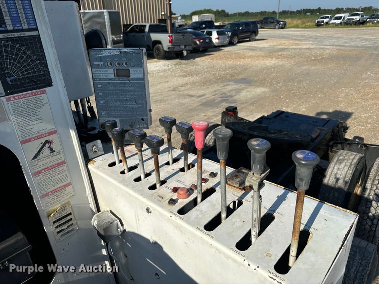 image for item OF9781 2005 Peterbilt 357 crane truck