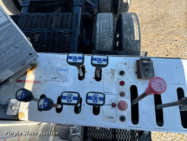 image for item OF9781 2005 Peterbilt 357 crane truck