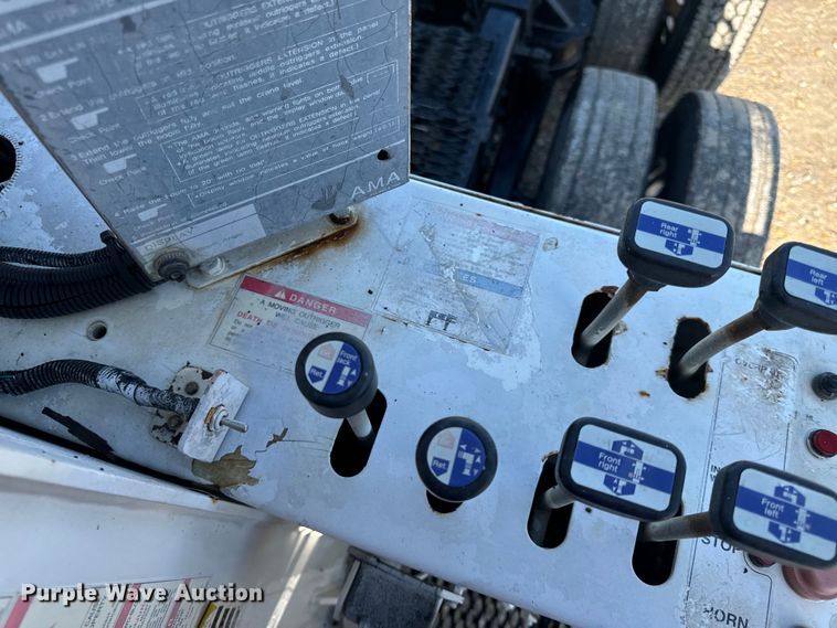 image for item OF9781 2005 Peterbilt 357 crane truck