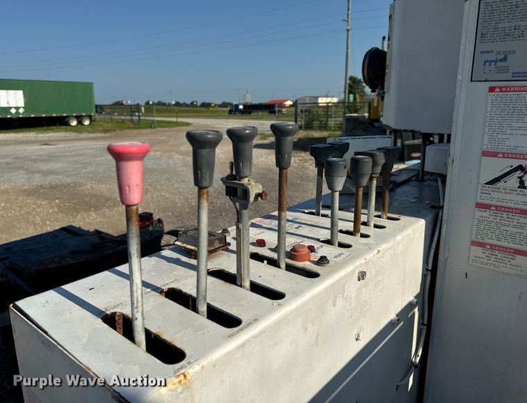 image for item OF9781 2005 Peterbilt 357 crane truck